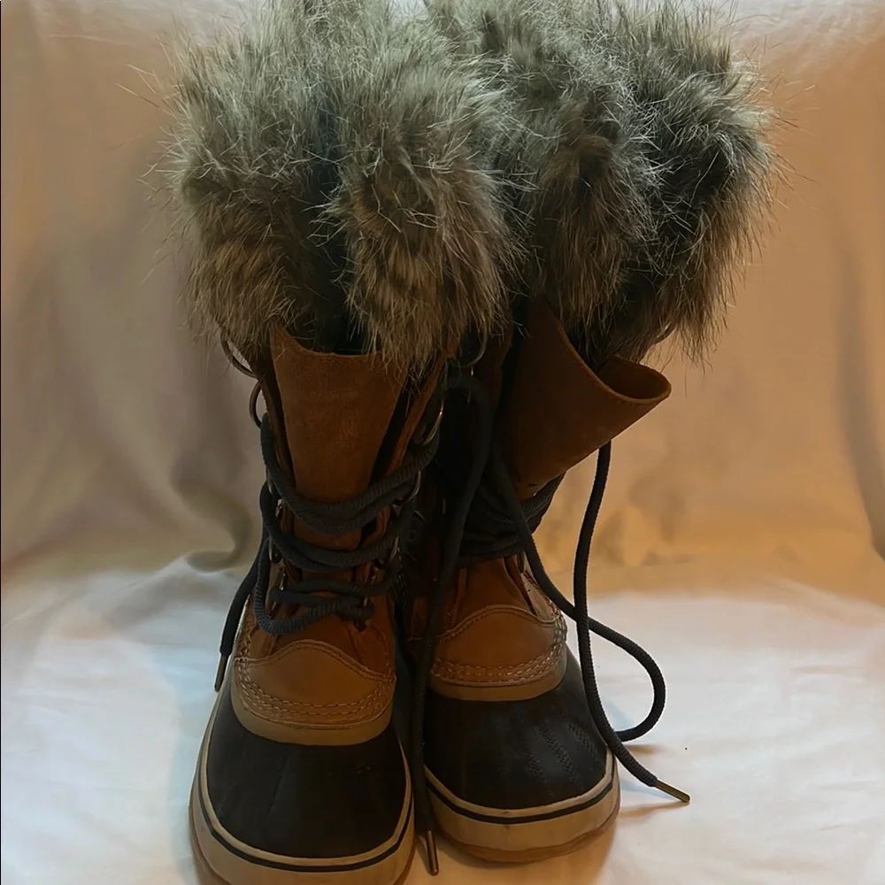 Women's Sorel and Black Fur-Lined Boots snow boots